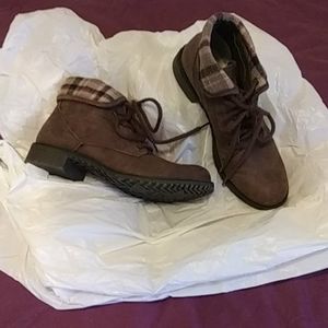 cliffs by white mountain hiking boots